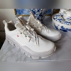 On shoes cloudway. brand new. size 8.5. white x grey